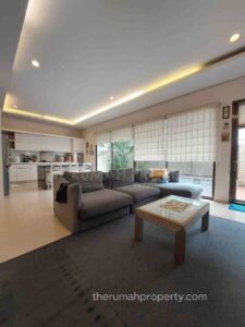 Desain Sofa Modern Berwarna Gelap yang Mudah Perawatannya
