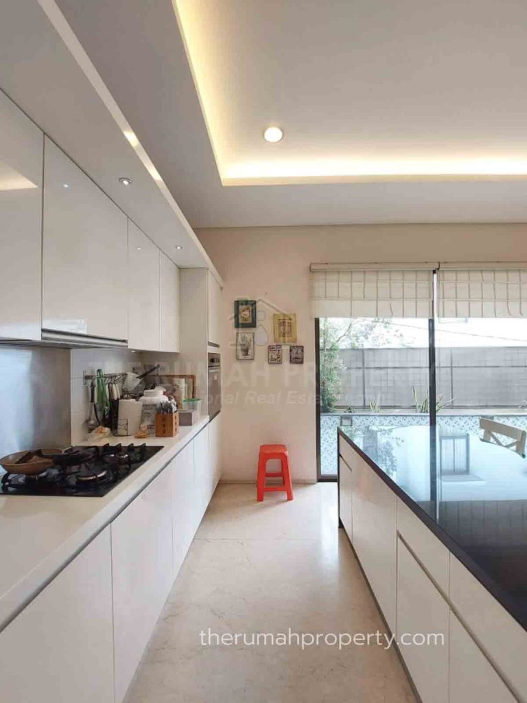 Townhouse 3 Lantai Dijual di Lebak Bulus Private Pool Full Furnished (11)