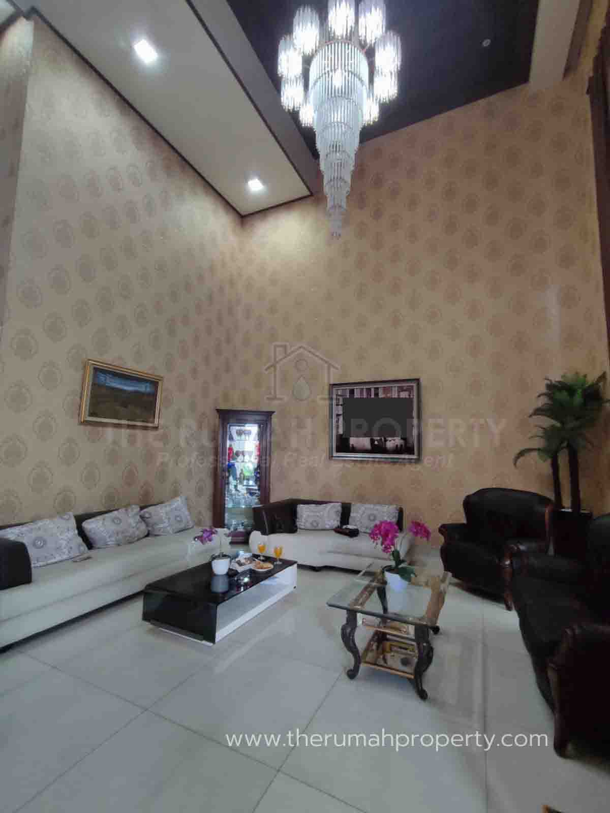 Desain Ruang Tamu Berukuran Luas Cocok untuk Rumah Mewah Klasik - The