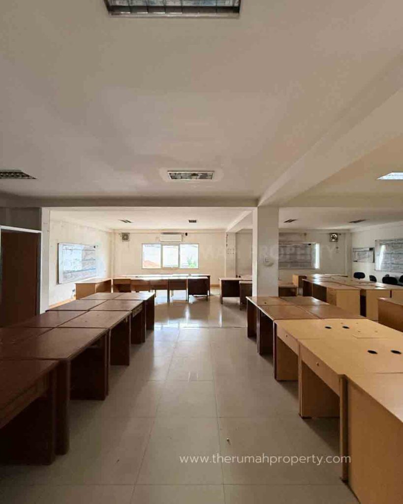 Ex-Showroom-Mobil-Dijual-Lokasi-Strategis-di-Gunung-Sahari-Jakarta-Pusat.-15