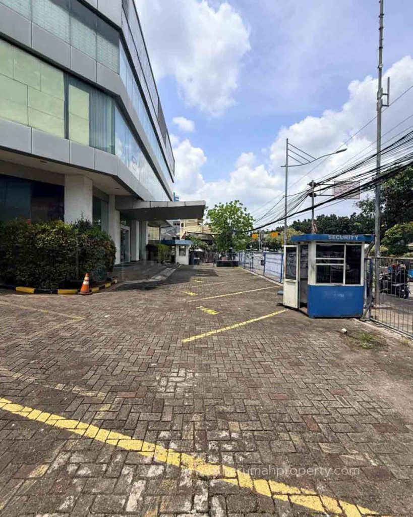 Ex-Showroom-Mobil-Dijual-Lokasi-Strategis-di-Gunung-Sahari-Jakarta-Pusat.-8
