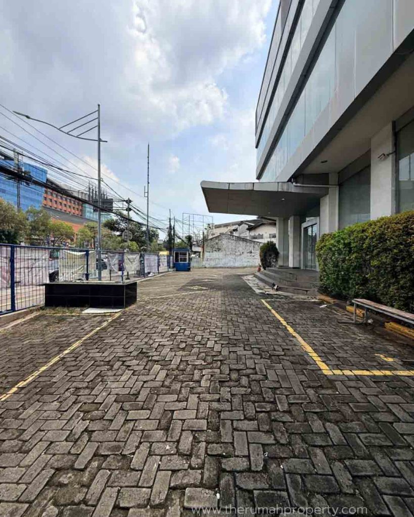 Ex-Showroom-Mobil-Dijual-Lokasi-Strategis-di-Gunung-Sahari-Jakarta-Pusat.-9