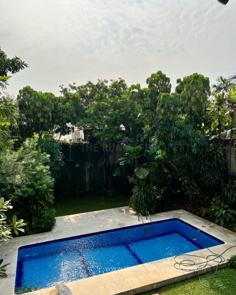 Jual Cepat Rumah Satu Setengah Lantai Private Pool Halaman Luas Kemang (1)