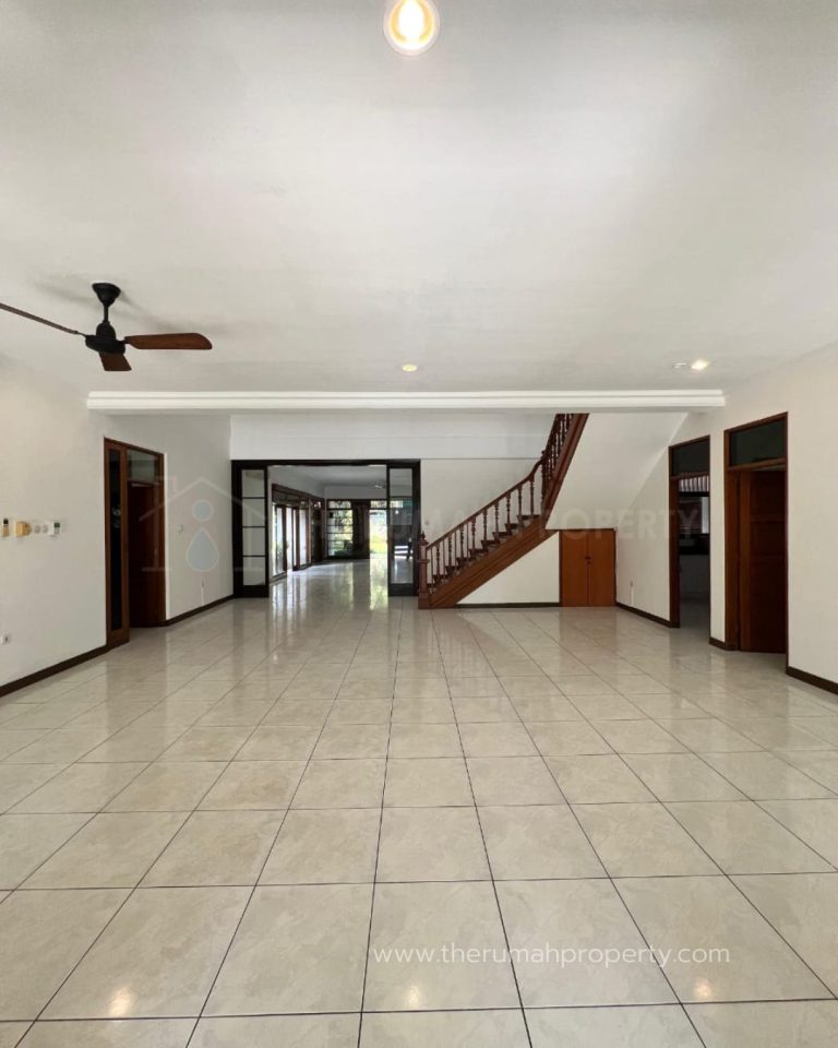 Jual Cepat Rumah Satu Setengah Lantai Private Pool Halaman Luas Kemang (11)