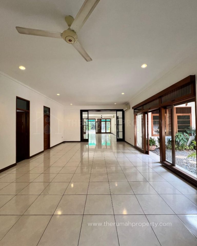 Jual Cepat Rumah Satu Setengah Lantai Private Pool Halaman Luas Kemang (12)