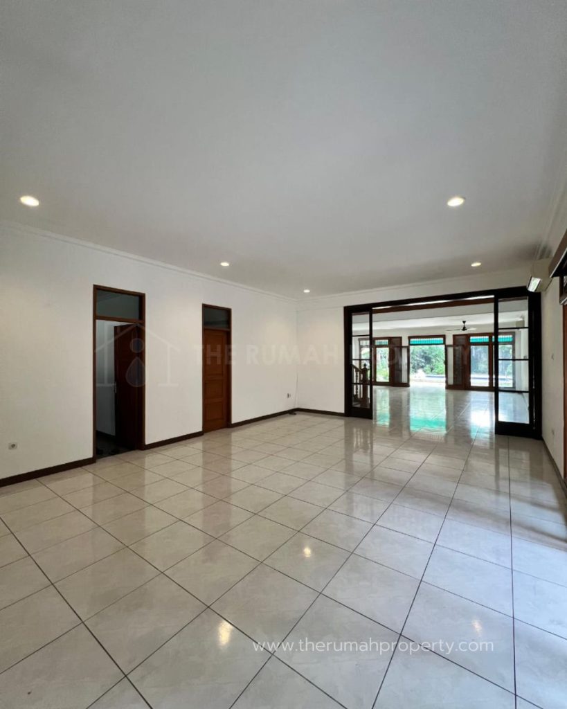 Jual Cepat Rumah Satu Setengah Lantai Private Pool Halaman Luas Kemang (13)