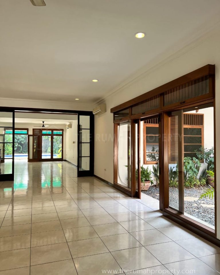 Jual Cepat Rumah Satu Setengah Lantai Private Pool Halaman Luas Kemang (14)
