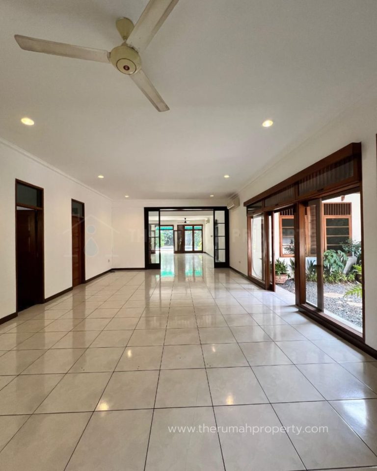 Jual Cepat Rumah Satu Setengah Lantai Private Pool Halaman Luas Kemang (15)