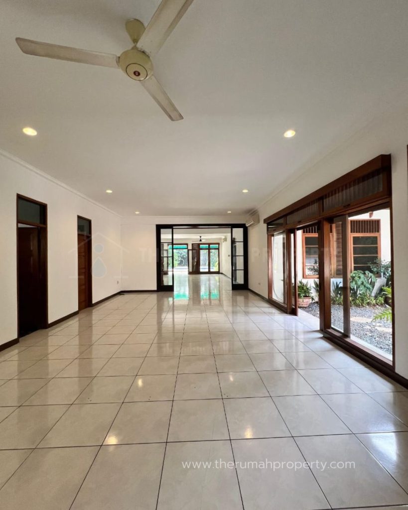 Jual Cepat Rumah Satu Setengah Lantai Private Pool Halaman Luas Kemang (15)