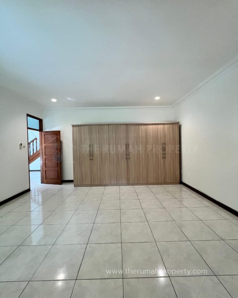 Jual Cepat Rumah Satu Setengah Lantai Private Pool Halaman Luas Kemang (17)