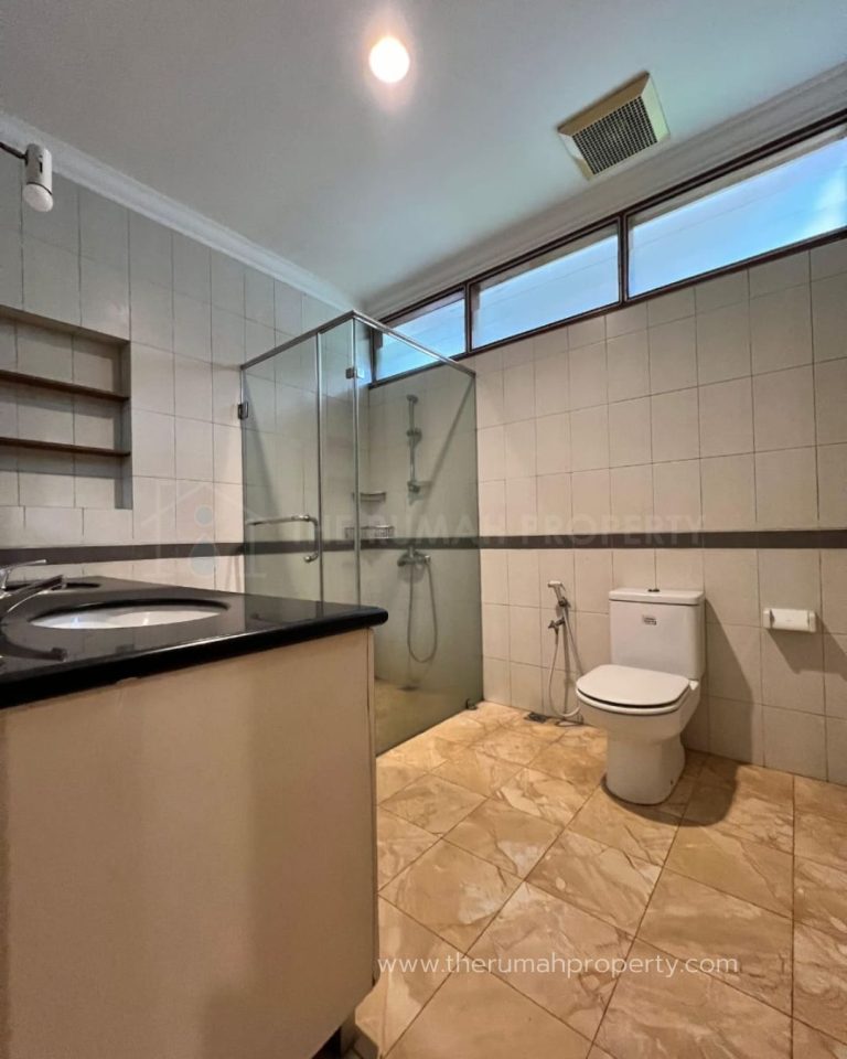 Jual Cepat Rumah Satu Setengah Lantai Private Pool Halaman Luas Kemang (20)