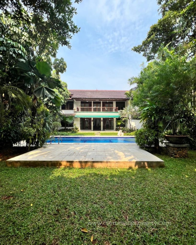 Jual Cepat Rumah Satu Setengah Lantai Private Pool Halaman Luas Kemang (4)