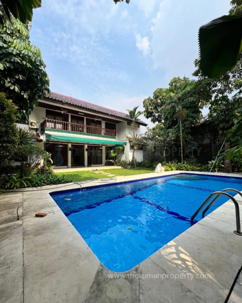 Jual Cepat Rumah Satu Setengah Lantai Private Pool Halaman Luas Kemang (9)