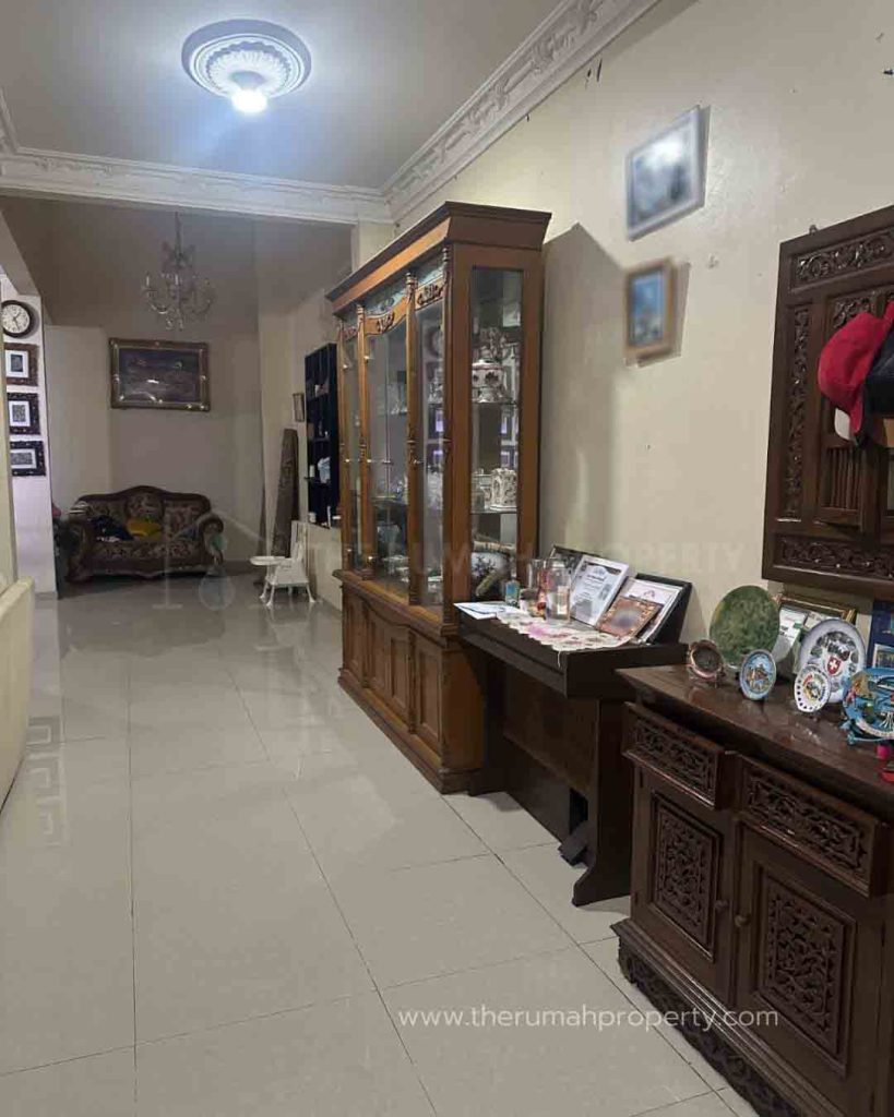 Rumah-2-Lantai-Dengan-4-Kamar-Kebayoran-Lama-Akses-Mudah-ke-Tol-Veteran-Tanah-Kusir-2