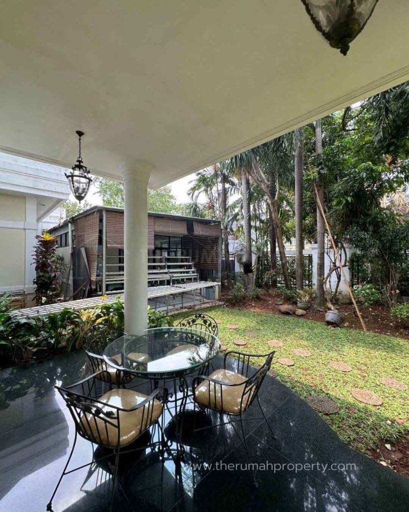 Rumah-2-Lantai-Lokasi-Premium-dan-Strategis-Kebayoran-Baru-Dengan-5-Kamar-2