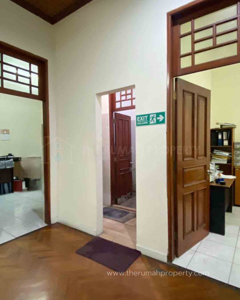 Rumah-2-Lantai-Pinggir-Jalan-Utama-Veteran-Bintaro-Jaksel-Bisa-Untuk-Kantor-11