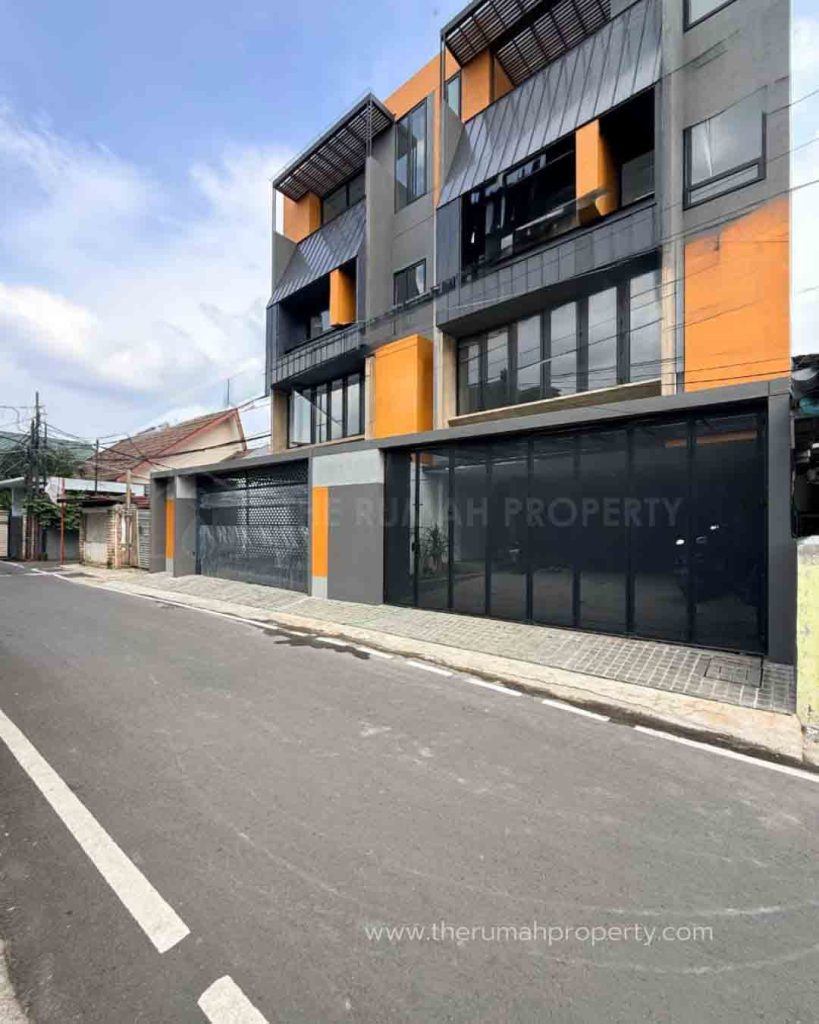 Rumah-Baru-4-Lantai-Kemang-Desain-Modern-Fasilitas-Kolam-Renang-dan-Lift-Pribadi-1