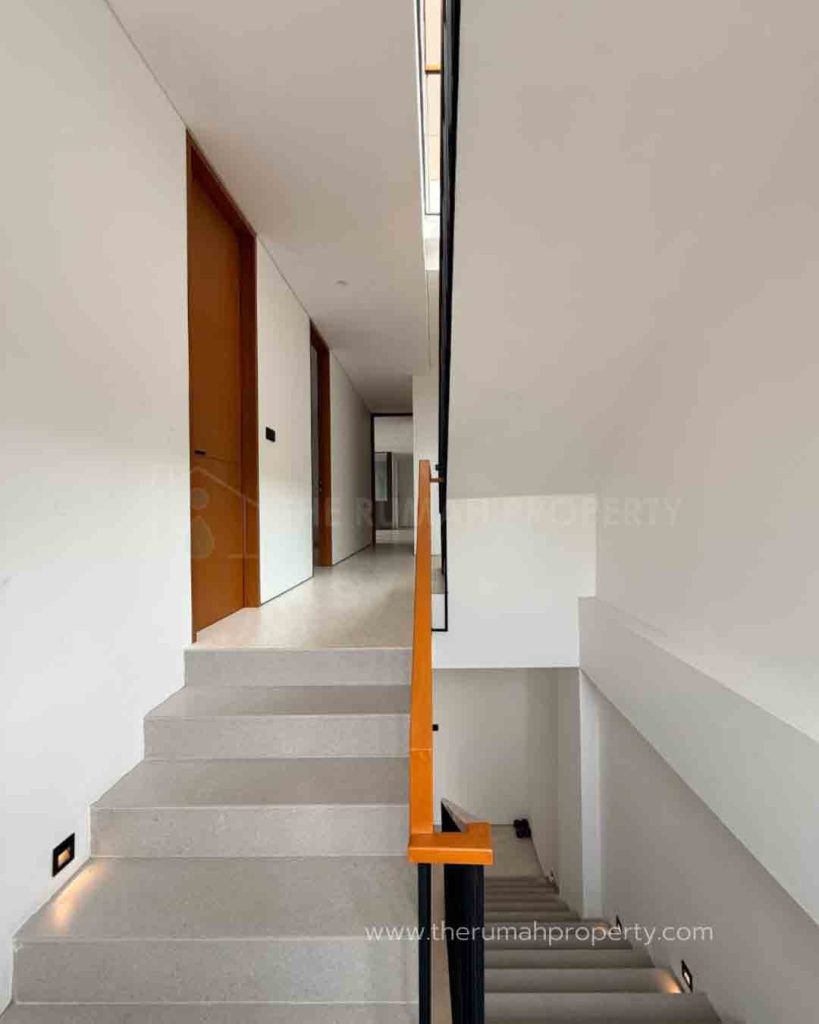 Rumah-Baru-4-Lantai-Kemang-Desain-Modern-Fasilitas-Kolam-Renang-dan-Lift-Pribadi-15