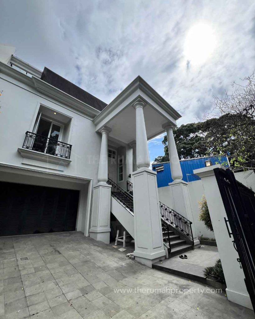 Rumah-Baru-Modern-Klasik-Private-Pool-3-Lantai-Akses-Jalan-Lebar-1