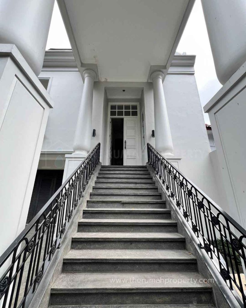 Rumah-Baru-Modern-Klasik-Private-Pool-3-Lantai-Akses-Jalan-Lebar-2