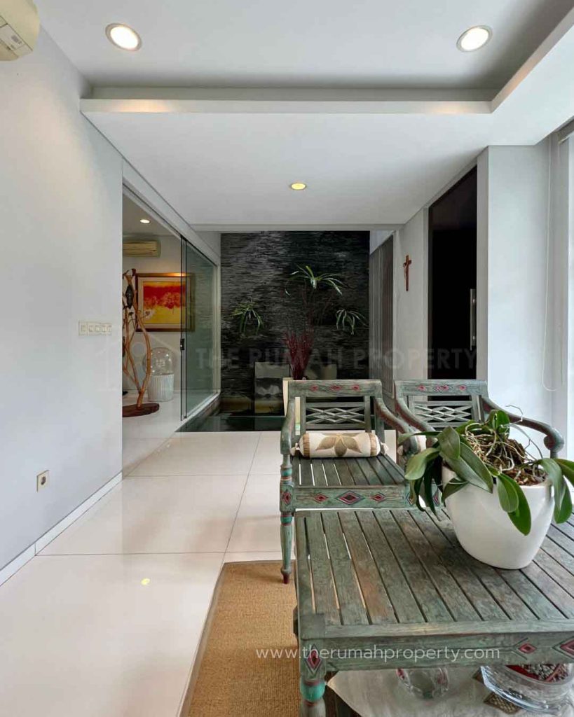 Rumah-Cantik-Kebayoran-Baru-Akses-Jalan-Lebar-Desain-Modern-Kondisi-Terawat-4