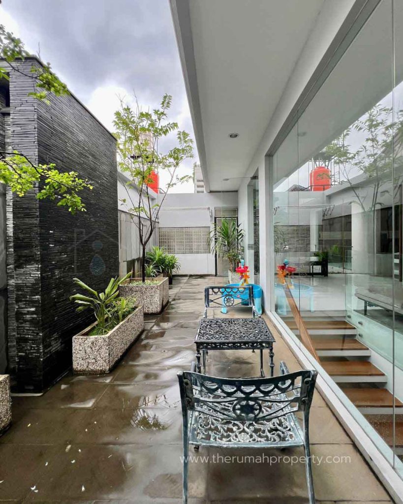 Rumah-Cantik-Kebayoran-Baru-Akses-Jalan-Lebar-Desain-Modern-Kondisi-Terawat-8