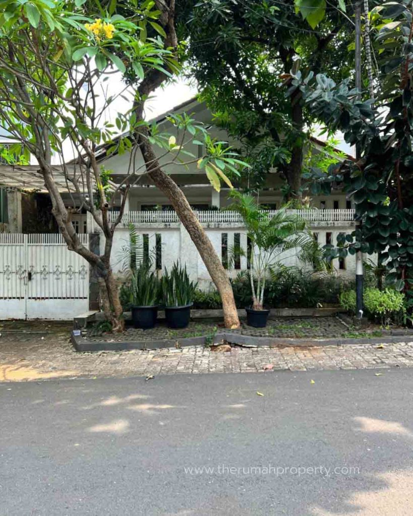 Rumah-Dalam-Komplek-Kebayoran-Baru-Akses-Jalan-Lebar-Lingkungan-Rindang-2