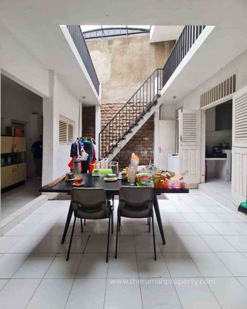 Rumah-Dalam-Komplek-Kebayoran-Baru-Akses-Jalan-Lebar-Lingkungan-Rindang-4