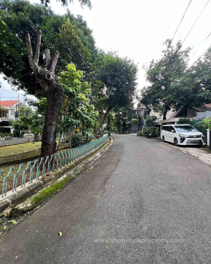 Rumah-Dijual-Hitung-Tanah-Dalam-Komplek-Depan-taman-di-Kebayoran-Baru-2