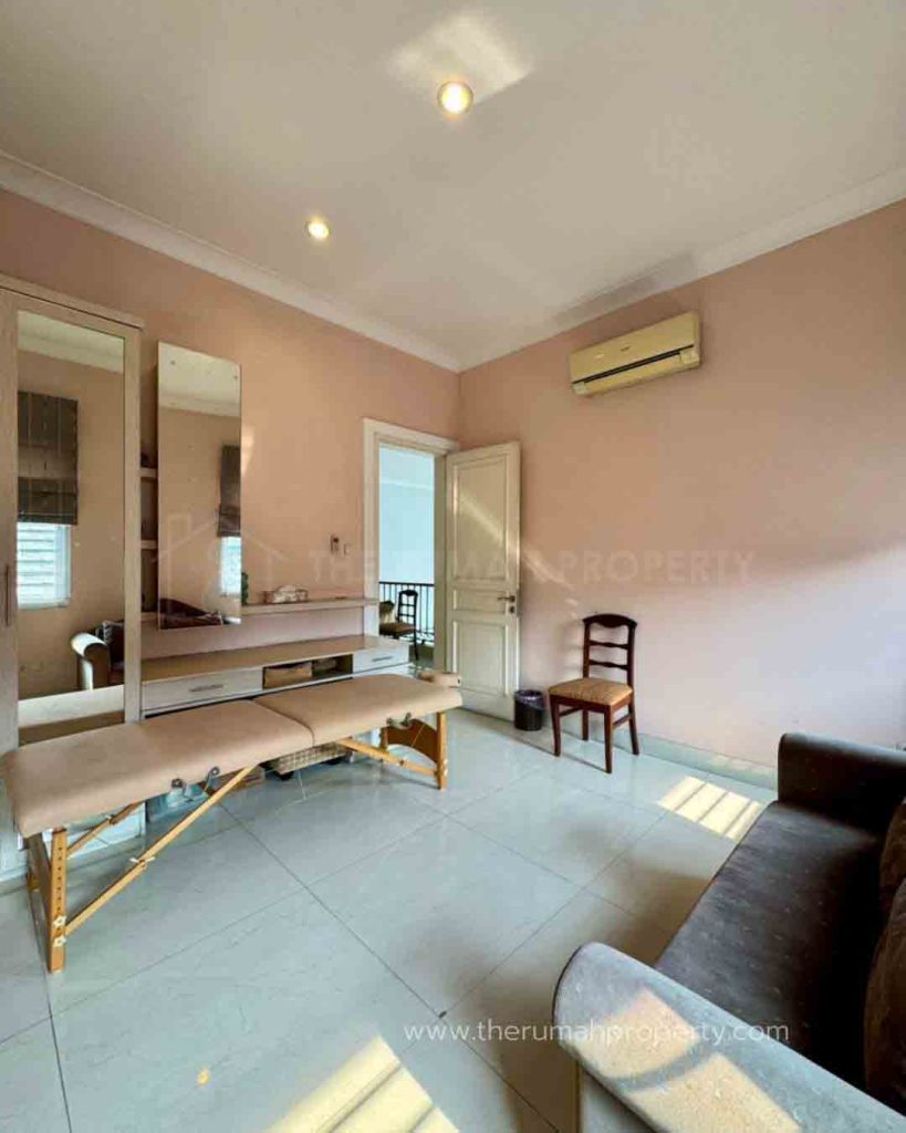 Rumah-Kondisi-Bagus-dan-Terawat-di-Cipete-Jaksel-Desain-Modern-Klasik-8