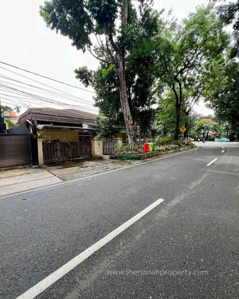 Rumah-Lama-Good-Neighbourhood-Kebayoran-Baru-Posisi-Hook-Lokasi-di-Jalan-Utama-1
