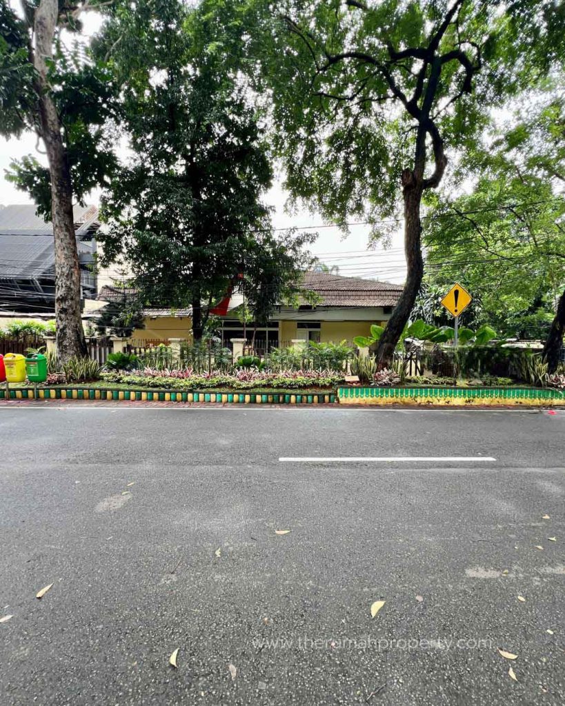 Rumah-Lama-Good-Neighbourhood-Kebayoran-Baru-Posisi-Hook-Lokasi-di-Jalan-Utama-2