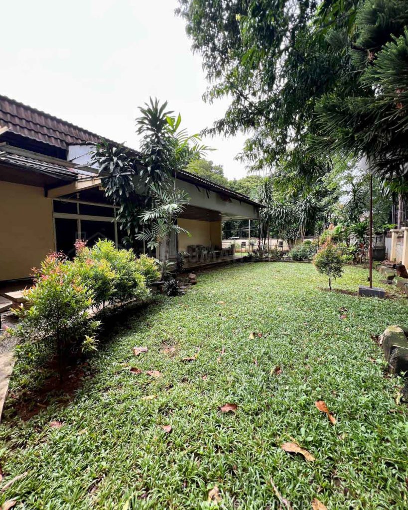 Rumah-Lama-Good-Neighbourhood-Kebayoran-Baru-Posisi-Hook-Lokasi-di-Jalan-Utama-4