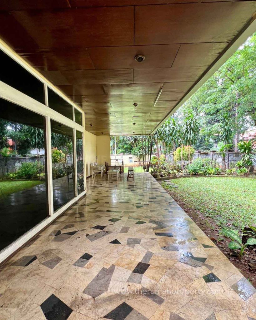Rumah-Lama-Good-Neighbourhood-Kebayoran-Baru-Posisi-Hook-Lokasi-di-Jalan-Utama-5