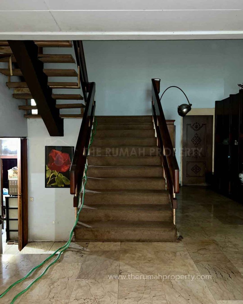 Rumah-Lama-Good-Neighbourhood-Kebayoran-Baru-Posisi-Hook-Lokasi-di-Jalan-Utama-9