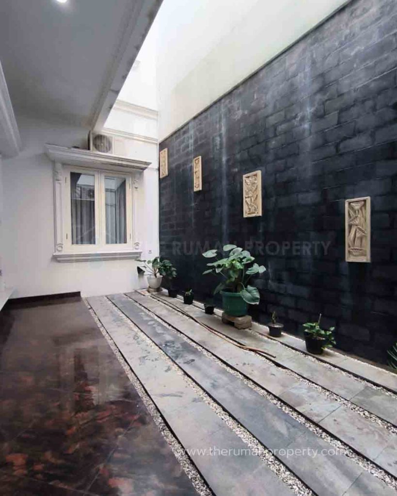 Rumah-Mewah-Tebet-Tampilan-Klasik-Modern-2-Lantai-5-Kamar-3