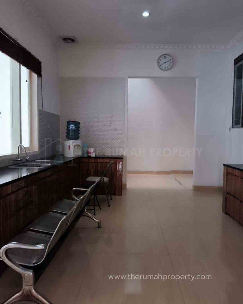 Rumah-Mewah-Tebet-Tampilan-Klasik-Modern-2-Lantai-5-Kamar-7