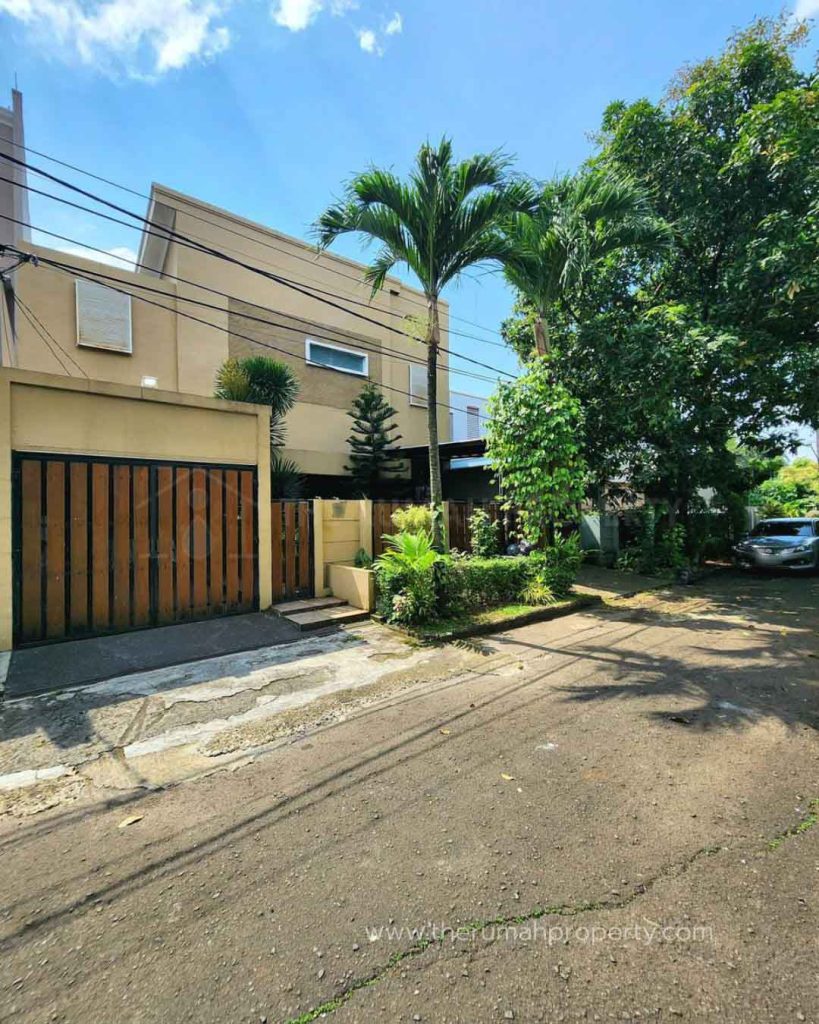 Rumah-One-Gate-Bintaro-Sektor-3-Dengan-Kolam-Renang-Pribadi-1