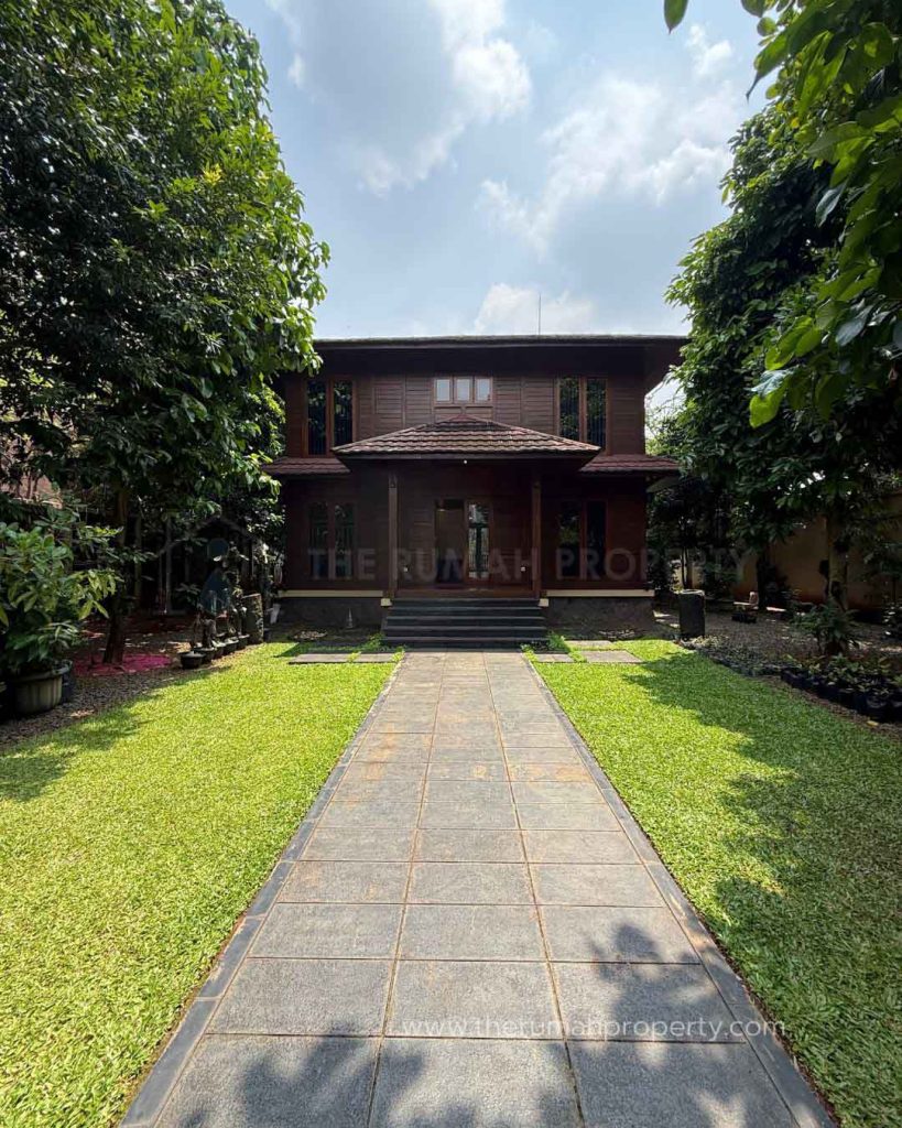 Rumah-Prime-Area-Dekat-Bukit-Golf-Pondok-Indah-Halaman-Depan-dan-Belakang-Luas-2