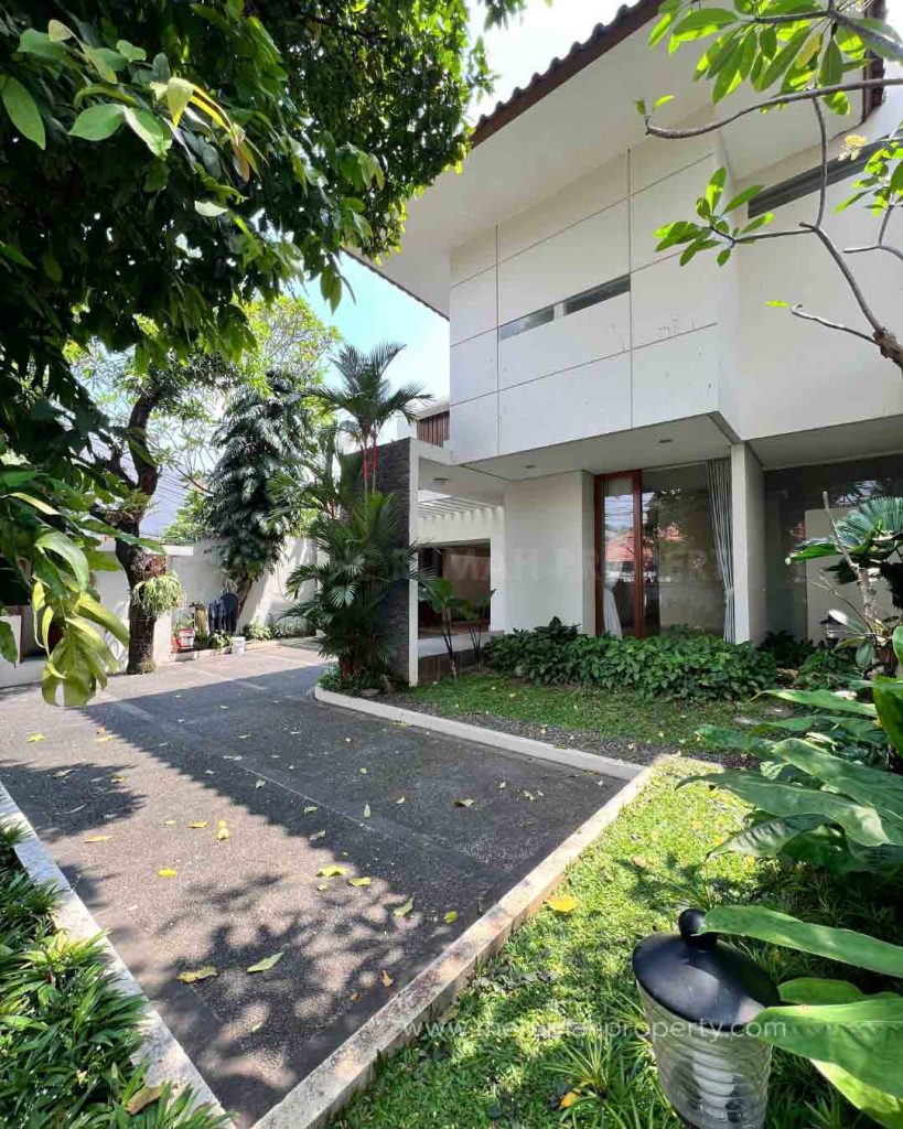 Rumah-Private-Pool-Desain-Cantik-Lokasi-Nyaman-Dekat-ke-Kemang-Raya-1