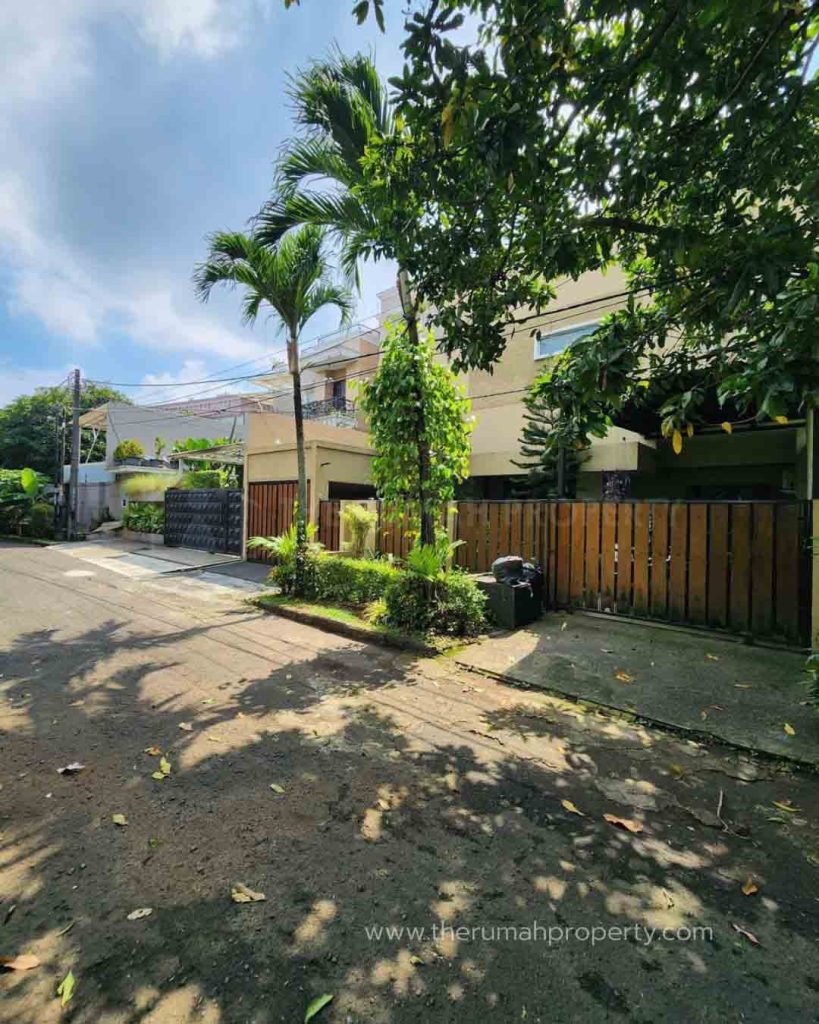 Rumah-Private-Pool-Komplek-Perumahan-Bintaro-Sektror-3-Jalan-Lebar-dan-Nyaman-1