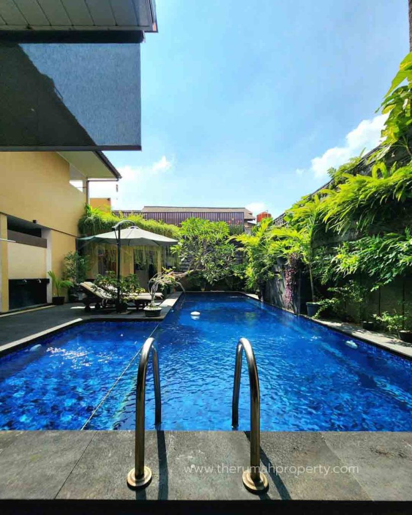 Rumah-Private-Pool-Komplek-Perumahan-Bintaro-Sektror-3-Jalan-Lebar-dan-Nyaman-2