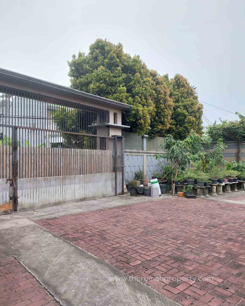 Rumah-Tanah-Luas-Dekat-Cimanggis-Emeralda-Golf-Ada-Kolam-Ikan-Koi-Halaman-Luas-2