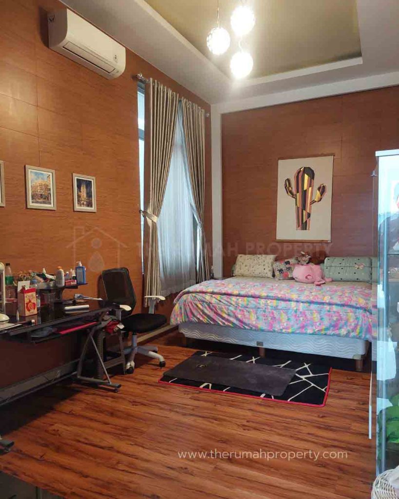 Rumah-Tanah-Luas-Dekat-Cimanggis-Emeralda-Golf-Ada-Kolam-Ikan-Koi-Halaman-Luas-33
