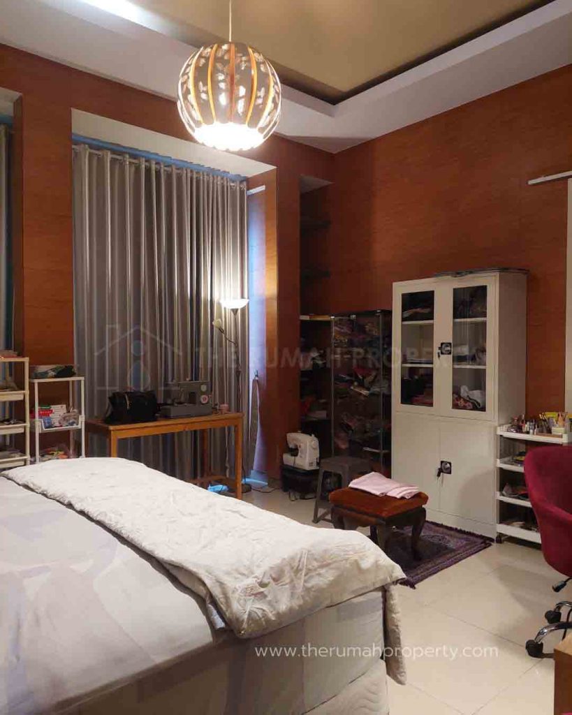 Rumah-Tanah-Luas-Dekat-Cimanggis-Emeralda-Golf-Ada-Kolam-Ikan-Koi-Halaman-Luas-34