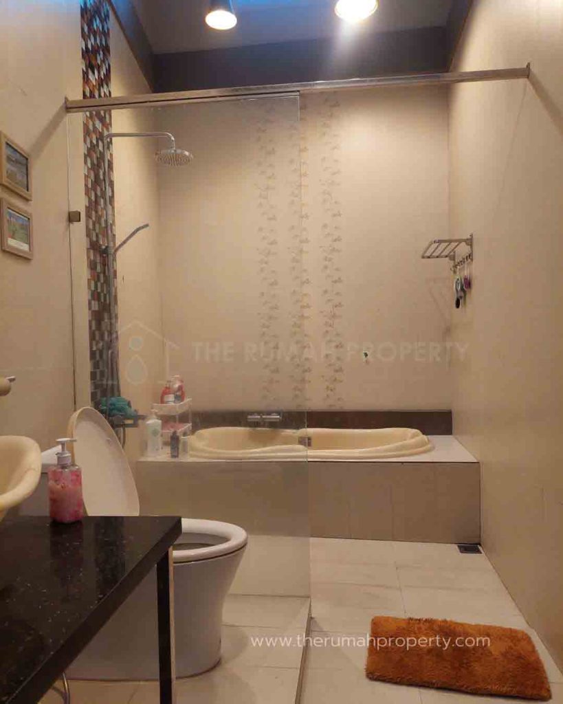 Rumah-Tanah-Luas-Dekat-Cimanggis-Emeralda-Golf-Ada-Kolam-Ikan-Koi-Halaman-Luas-38