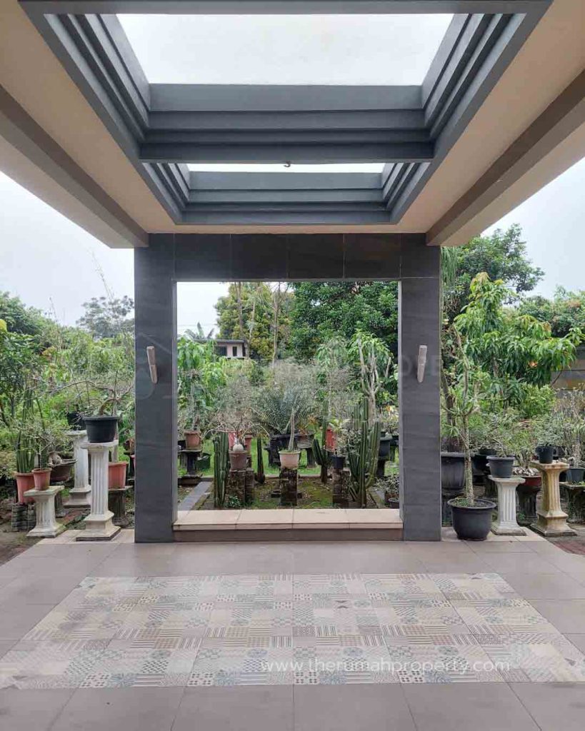 Rumah-Tanah-Luas-Dekat-Cimanggis-Emeralda-Golf-Ada-Kolam-Ikan-Koi-Halaman-Luas-4