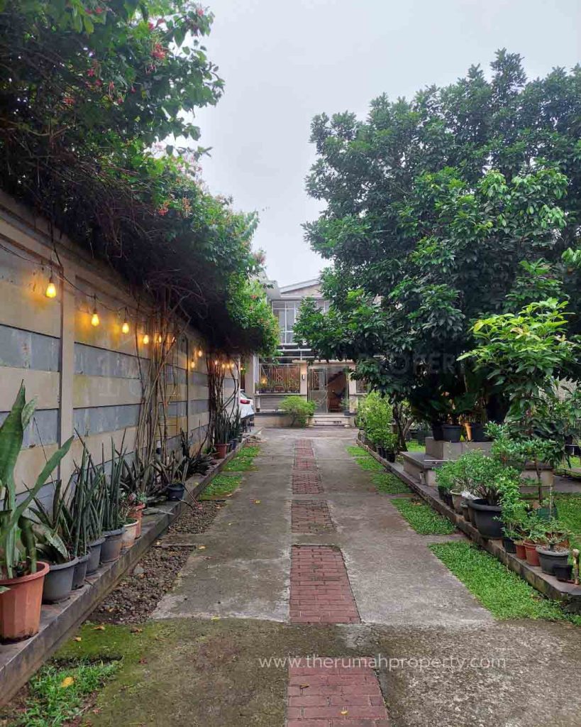 Rumah-Tanah-Luas-Dekat-Cimanggis-Emeralda-Golf-Ada-Kolam-Ikan-Koi-Halaman-Luas-7