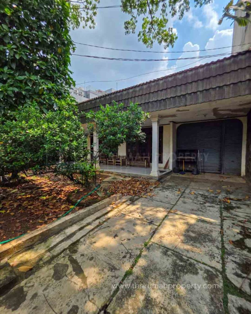 Rumah-Tua-Dijual-Hitung-Tanah-Saja-Kebayoran-Baru-Lokasi-Pinggir-Jalan-Area-Bisa-Untuk-Komersil-1