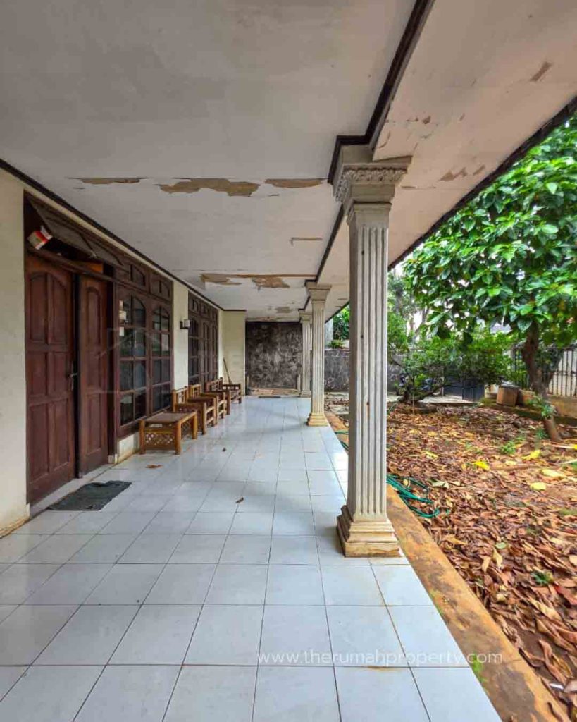 Rumah-Tua-Dijual-Hitung-Tanah-Saja-Kebayoran-Baru-Lokasi-Pinggir-Jalan-Area-Bisa-Untuk-Komersil-3